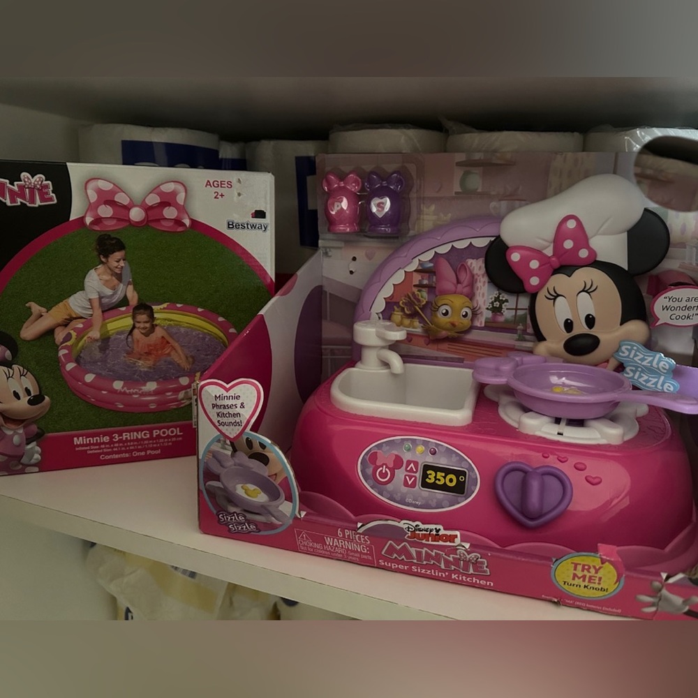 Minnie mouse toy and pool